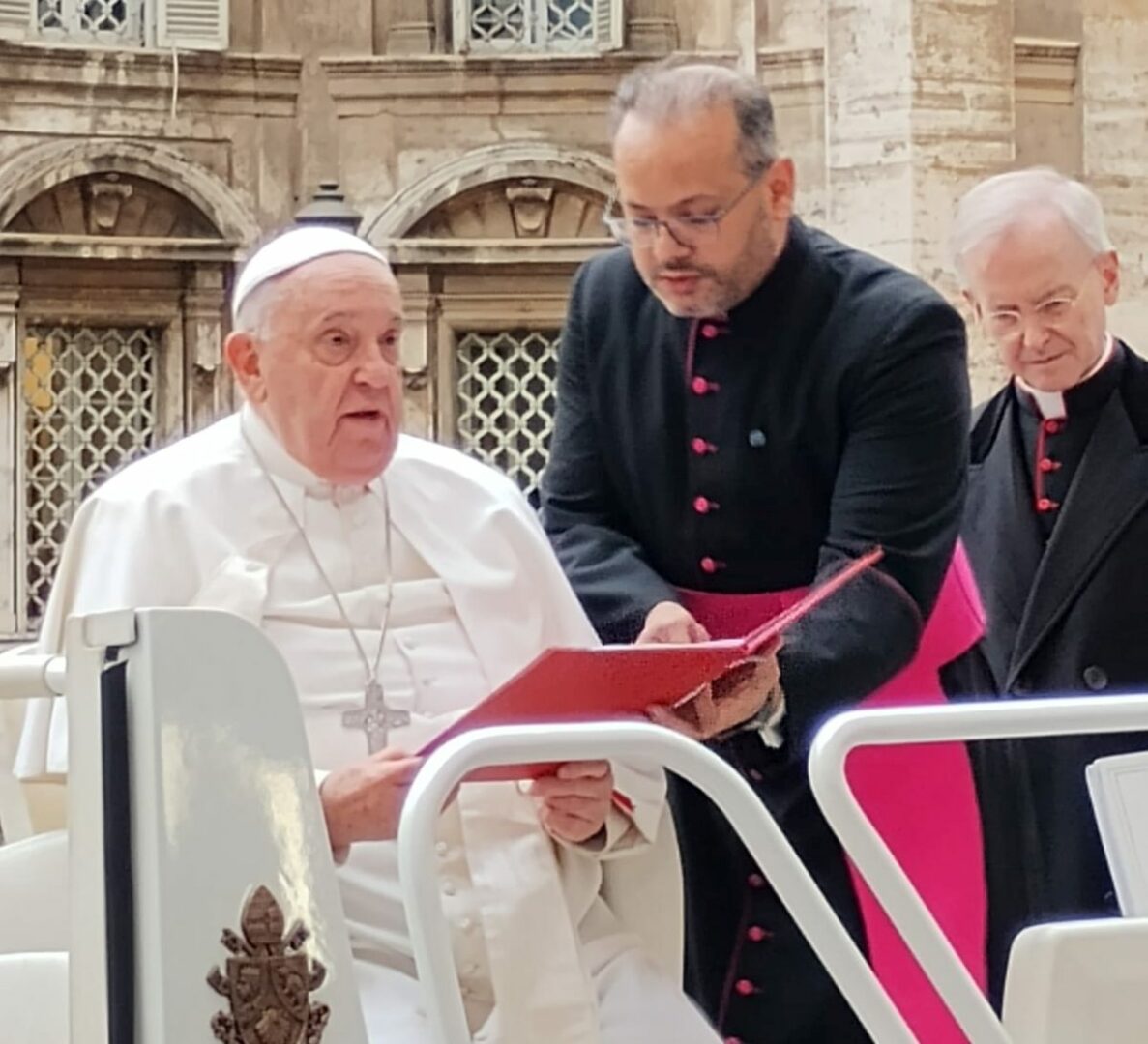 The Pope blesses the “Salus” mobile clinics for children in Egypt